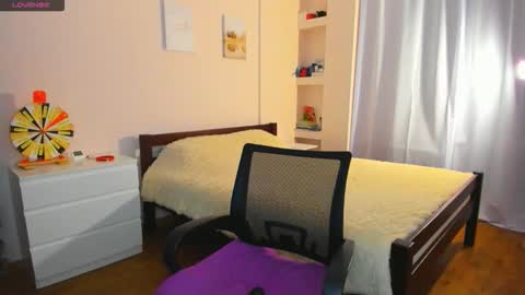 Snapshot of toxic_lina chatting on 12/19/25, 09:00 Ellina online show from 12/19/25, 09:00