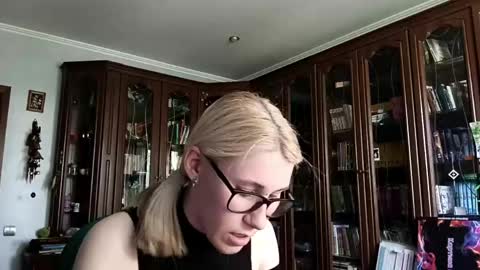 Snapshot of tranhardisty chatting on 05/15/26, 07:37 Lesly online show from 05/15/26, 07:37