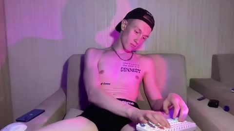 Snapshot of travis_gracile chatting on 04/23/26, 12:29 Travis online show from 04/23/26, 12:29