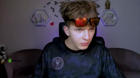 Snapshot of travis_wolf_ chatting on 09/18/25, 07:16 Travis online show from 09/18/25, 07:16