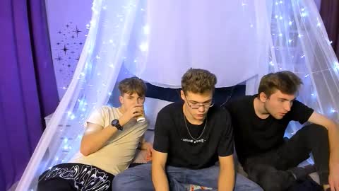 Snapshot of travis_wolf_ chatting on 10/18/25, 07:03 Travis online show from 10/18/25, 07:03