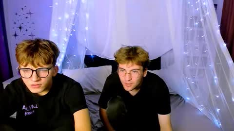 Snapshot of travis_wolf_ chatting on 10/19/25, 07:14 Travis online show from 10/19/25, 07:14