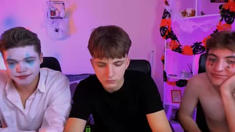 Snapshot of travis_wolf_ chatting on 10/31/25, 09:27 Travis online show from 10/31/25, 09:27