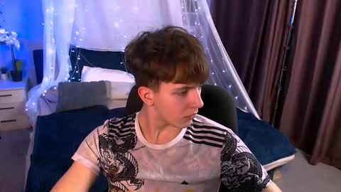 Snapshot of travis_wolf_ chatting on 11/23/25, 09:03 Travis online show from 11/23/25, 09:03