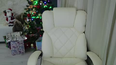 Snapshot of travissholden chatting on 12/23/24, 11:39 TRAVISS HOLDEN online show from 12/23/24, 11:39