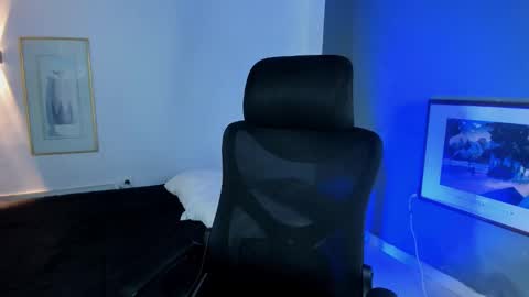 TRAV - INDEPENDENT MODEL online show from 11/26/25, 02:23