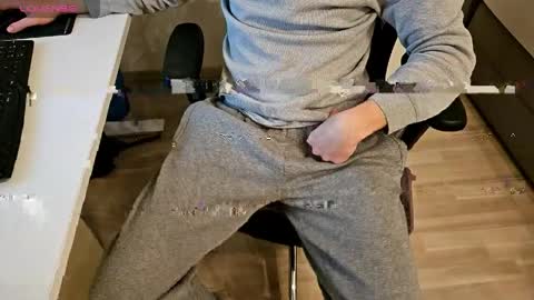 Snapshot of tree1989 chatting on 03/22/26, 06:44 tree1989 online show from 03/22/26, 06:44