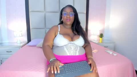 Snapshot of treisyvixen chatting on 07/23/26, 03:15 Treisy Vixen big ass online show from 07/23/26, 03:15