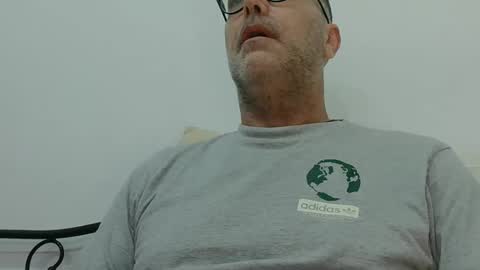 Snapshot of trevido4u chatting on 12/15/25, 01:21 trevido4u online show from 12/15/25, 01:21