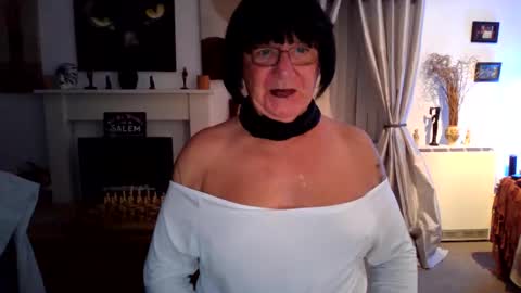 Snapshot of trinity1011 chatting on 10/05/25, 08:18 trinity1011 online show from 10/05/25, 08:18