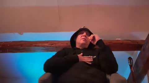 Snapshot of tritonspace chatting on 09/24/25, 04:05 Triton online show from 09/24/25, 04:05