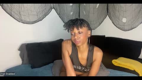 Snapshot of trixie_luv chatting on 09/21/25, 04:19 trixie_luv online show from 09/21/25, 04:19