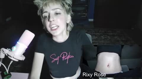 Snapshot of trixyrose chatting on 10/15/25, 03:17 RixyRose online show from 10/15/25, 03:17