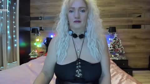 Snapshot of truefoxyyy chatting on 01/04/25, 02:04 Fox online show from 01/04/25, 02:04