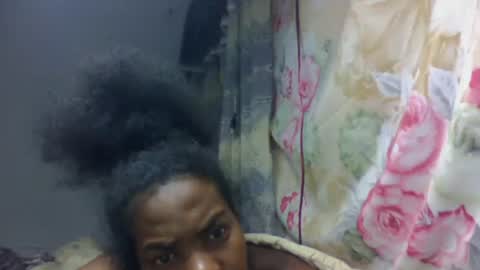 Snapshot of tsaralaza chatting on 10/21/25, 02:01 tsaralaza online show from 10/21/25, 02:01