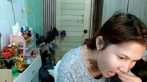 Snapshot of tsempress chatting on 11/17/25, 04:13 SHENA online show from 11/17/25, 04:13