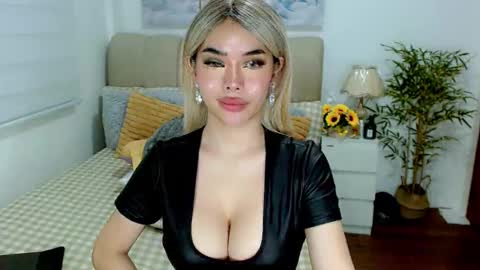 Snapshot of tspearlofasia chatting on 11/28/25, 07:11 Graciella online show from 11/28/25, 07:11