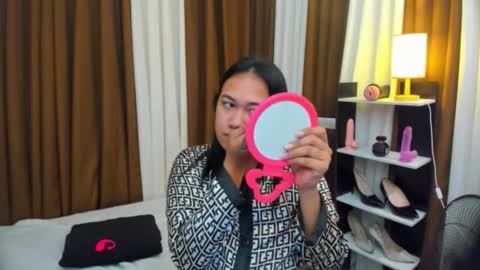 Karen Oquio online show from 10/12/25, 04:44