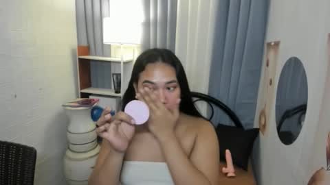 Karen Oquio online show from 11/25/25, 05:40