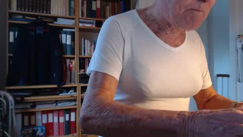 Snapshot of tubaist chatting on 01/09/25, 11:03 FINN but call me NANNA online show from 01/09/25, 11:03