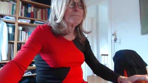 Snapshot of tubaist chatting on 11/05/25, 08:58 FINN but call me NANNA online show from 11/05/25, 08:58