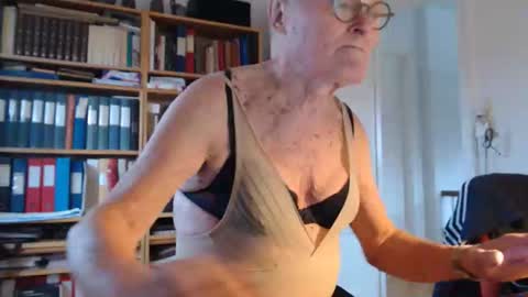 Snapshot of tubaist chatting on 11/14/25, 01:54 FINN but call me NANNA online show from 11/14/25, 01:54