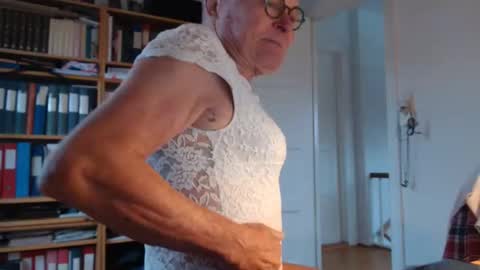 Snapshot of tubaist chatting on 11/20/25, 11:43 FINN but call me NANNA online show from 11/20/25, 11:43