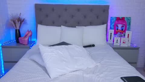 Hallie online show from 02/18/25, 01:54