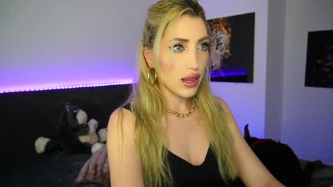 Snapshot of tweety_twist chatting on 01/01/25, 07:21 MayCarrey online show from 01/01/25, 07:21