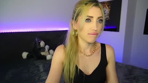 Snapshot of tweety_twist chatting on 01/02/25, 01:27 MayCarrey online show from 01/02/25, 01:27