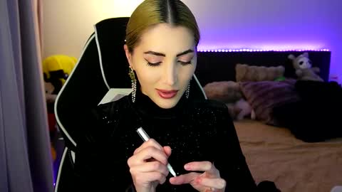 Snapshot of tweety_twist chatting on 12/14/25, 09:08 MayCarrey online show from 12/14/25, 09:08