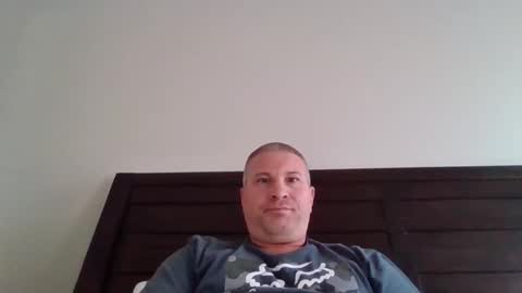 Snapshot of twiggy80 chatting on 12/14/25, 08:24 twiggy80 online show from 12/14/25, 08:24