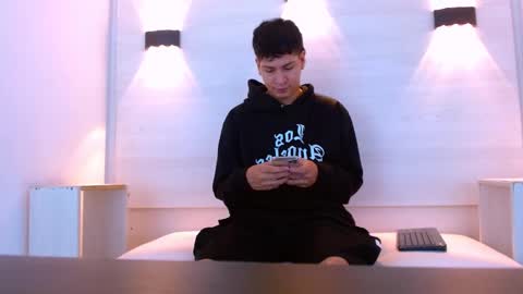 Snapshot of twink_bunny chatting on 12/16/25, 12:32 samu online show from 12/16/25, 12:32