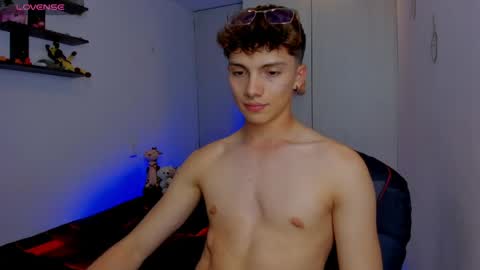 Snapshot of twink_dream__ chatting on 05/27/26, 03:03 jhony online show from 05/27/26, 03:03