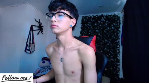 Snapshot of twink_sebas_ chatting on 01/21/25, 04:05 Bad boy sebastian online show from 01/21/25, 04:05