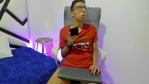 Snapshot of twinkd_asian chatting on 10/21/25, 03:07 David online show from 10/21/25, 03:07
