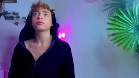 Snapshot of twinkk_guyy chatting on 11/23/25, 02:11 twinkk_guyy online show from 11/23/25, 02:11