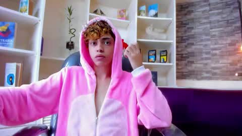 Snapshot of twinkk_guyy chatting on 11/23/25, 08:08 twinkk_guyy online show from 11/23/25, 08:08