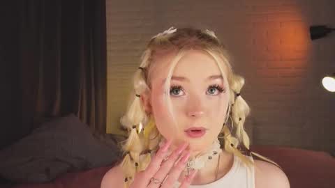 Snapshot of twinklefluff chatting on 10/18/25, 03:57 twinklefluff online show from 10/18/25, 03:57