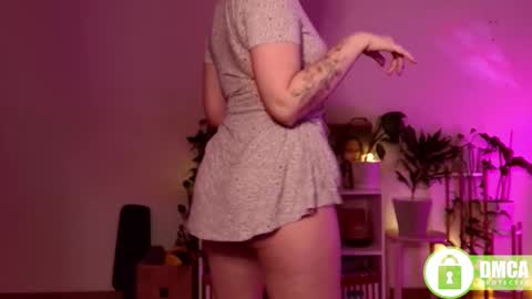 Snapshot of twix_girl chatting on 02/10/25, 06:35 Stranger online show from 02/10/25, 06:35