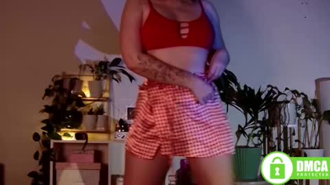 Snapshot of twix_girl chatting on 03/04/25, 07:01 Stranger online show from 03/04/25, 07:01