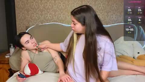 Snapshot of twobabesweet chatting on 01/18/25, 12:15 Welcome guys We Lili and Vic PVT open online show from 01/18/25, 12:15