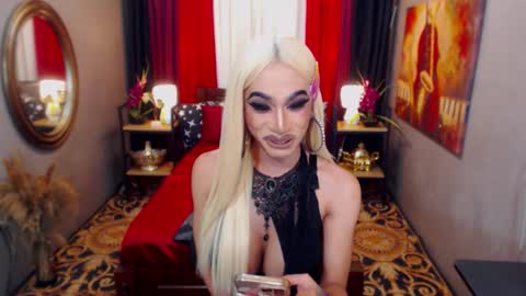 Snapshot of twofuckablestrans chatting on 10/02/25, 11:17 KiaraKeana online show from 10/02/25, 11:17