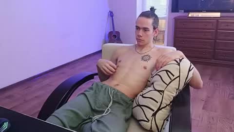 Snapshot of tyler_hack chatting on 10/24/25, 10:11 Tyler and Chris online show from 10/24/25, 10:11