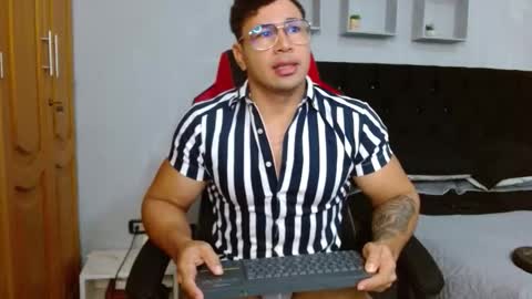 tyler_hank1 online show from 12/04/25, 11:19