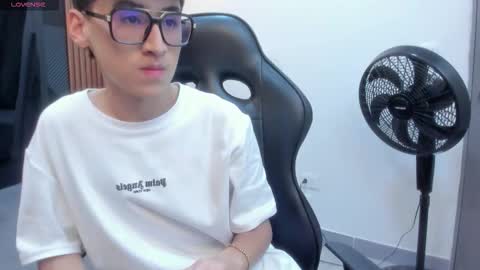 Snapshot of tylerr_cooper_ chatting on 12/18/25, 11:27 Tyler online show from 12/18/25, 11:27