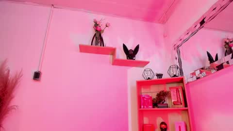 tylla__ online show from 05/17/26, 08:49