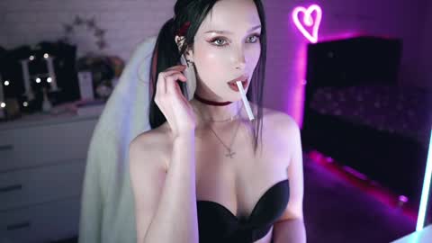 Izzy    online show from 03/10/25, 06:56