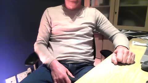 Snapshot of ukshowall chatting on 12/27/24, 05:59 mark online show from 12/27/24, 05:59