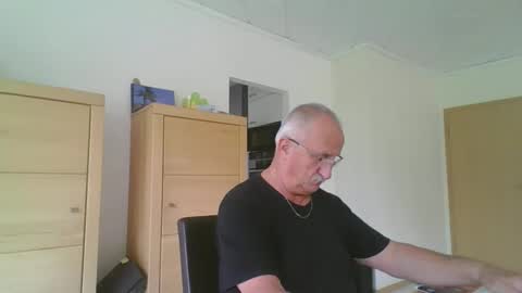 Snapshot of ulli44 chatting on 05/10/26, 07:24 Ulrich online show from 05/10/26, 07:24